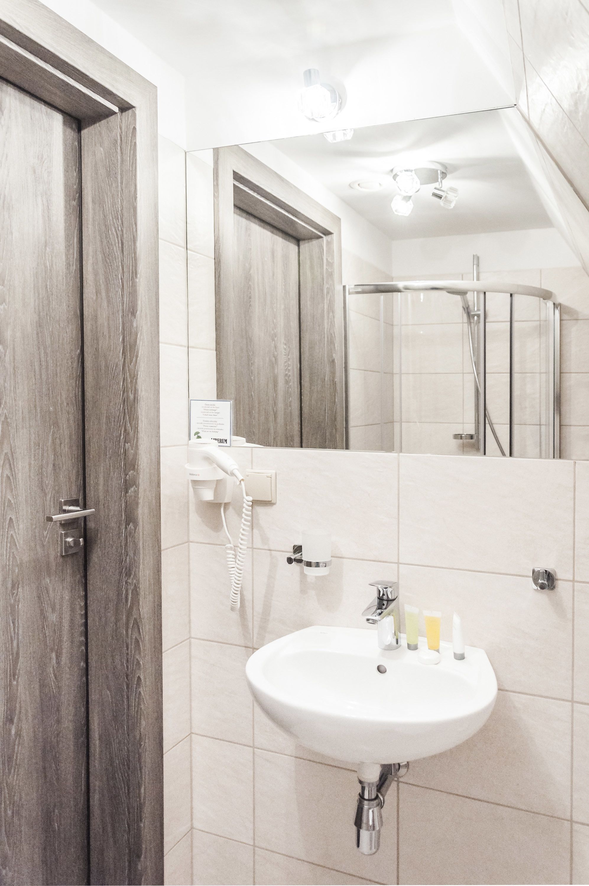 economy room, 1 single bed | bathroom | shower, free toiletries, hair dryer, slippers