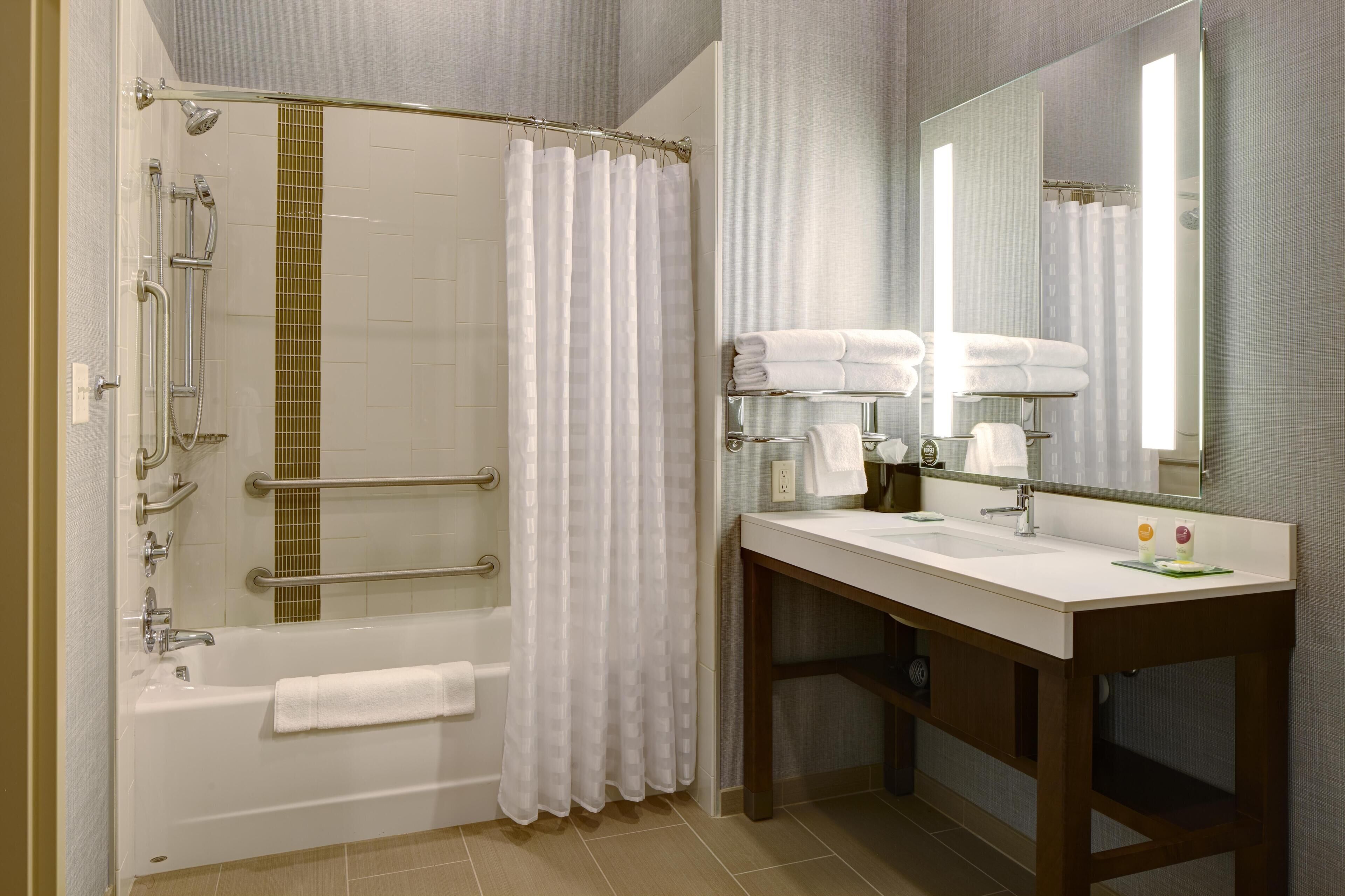 Habitación, varias camas, con acceso para personas discapacitadas, tina (2 Queen Beds) | Baño | Amenidades de baño gratuitas, secadora de cabello, toallas, jabón 