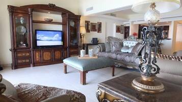 Suite, Beach View | Peralatan tempat tidur premium, peti besi dalam bilik