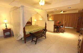 Ropa de cama de alta calidad y caja de seguridad en la habitación 