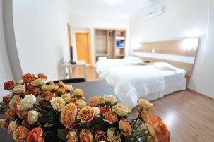 Minibar, caja fuerte, escritorio y cortinas opacas