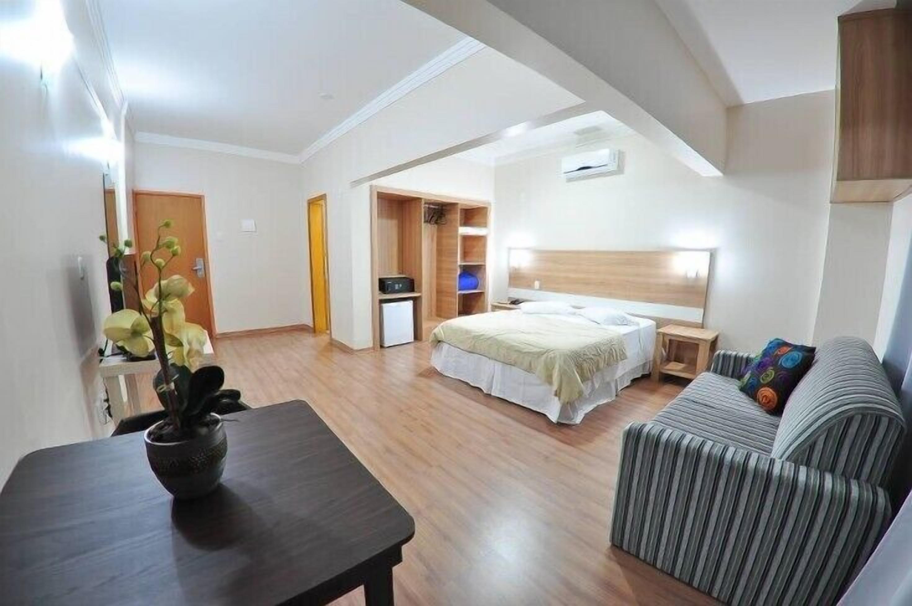 Executive Suite | Minibar, in-room safe, desk, blackout drapes