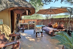 Superior Chalet (2) | Terrace/patio - Manzini Swazi King Chalets (Nkomazi)
