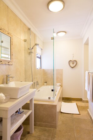 Free toiletries, hair dryer, towels - Four Palms Accommodation (Cape Town)