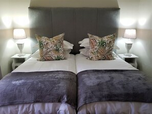 Minibar, in-room safe, desk, soundproofing - Four Palms Accommodation (Cape Town)