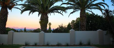 Ulkouima-allas, aurinkotuoleja