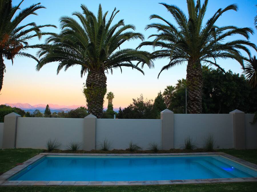 Una piscina al aire libre, tumbonas