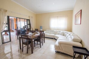 Flat-screen TV - HoyoHoyo Acorns Lodge (Hoedspruit)