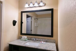 Duschwanne, kostenlose Toilettenartikel, Handtücher