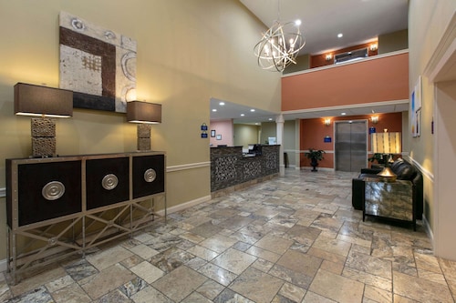 Days Inn & Suites by Wyndham Florence/Jackson Area