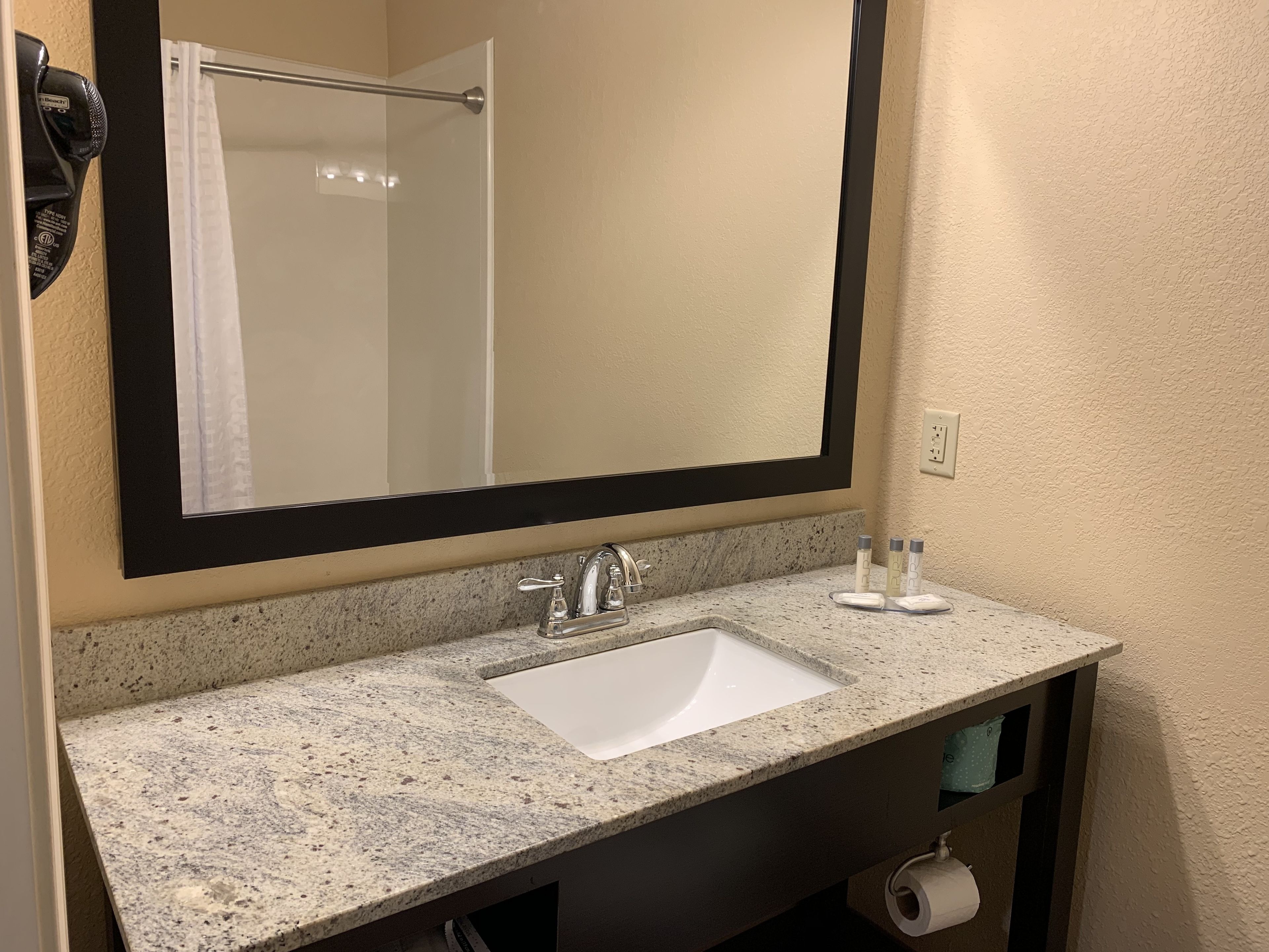 standard room, 1 king bed, non smoking | bathroom sink
