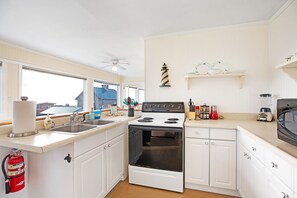 Standard Condo, 1 Queen Bed with Sofa bed, Kitchen, Ocean View | Private kitchen | Microwave, coffee/tea maker - Sand Dollar Condos (Pacific Beach)