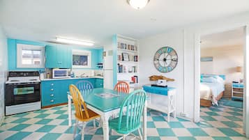 Comfort Condo, 2 Bedrooms, Partial Ocean View, Sea Facing | In-room dining