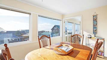 Standard Condo, 1 Queen Bed with Sofa bed, Kitchen, Ocean View | In-room dining