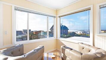 Standard Condo, 1 Queen Bed with Sofa bed, Kitchen, Ocean View | Beach/ocean view