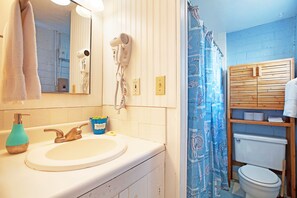 Standard-Apartment, 2 Schlafzimmer, Küche | Badezimmer | Dusche, kostenlose Toilettenartikel, Handtücher