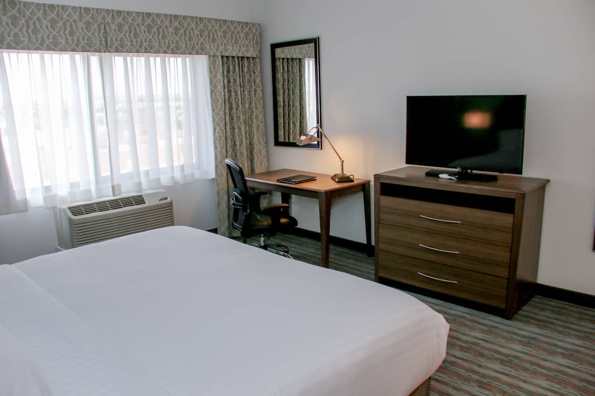 1 bedroom, premium bedding, pillow-top beds, desk