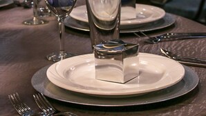 Une table mise pour le repas, avec des assiettes, des verres et des couverts.