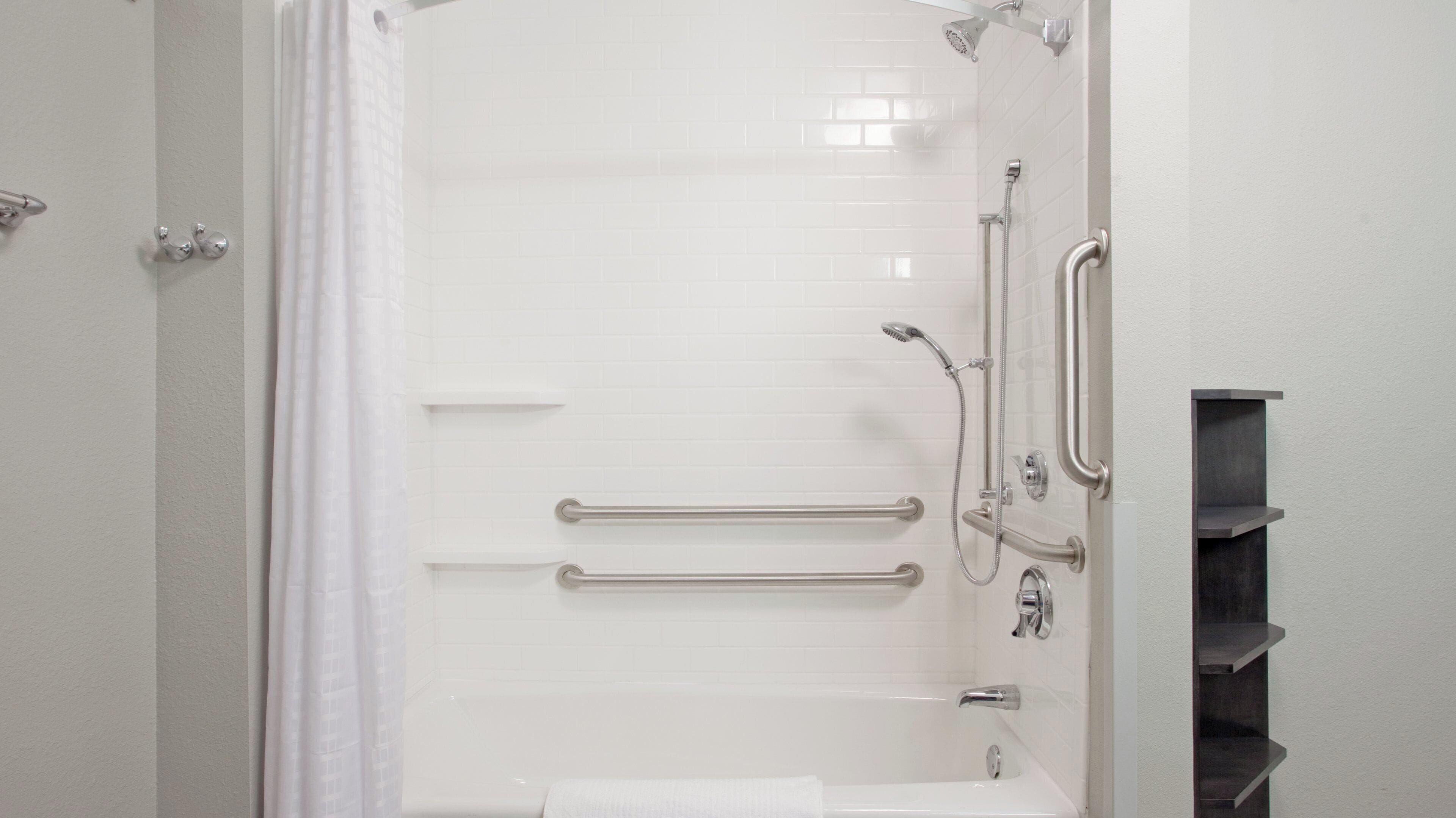 combined shower/bathtub, towels