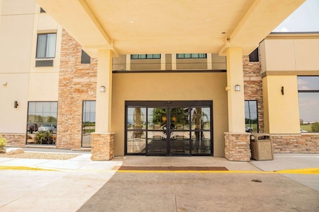 Exterior. Comfort Suites University