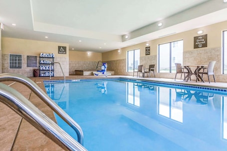Una piscina techada. Comfort Suites University