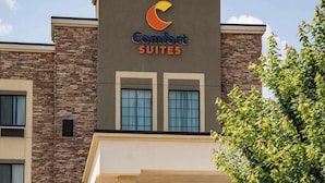Un hôtel doté d’une façade en pierre, d’un logo bien visible et d’une entrée abritée.