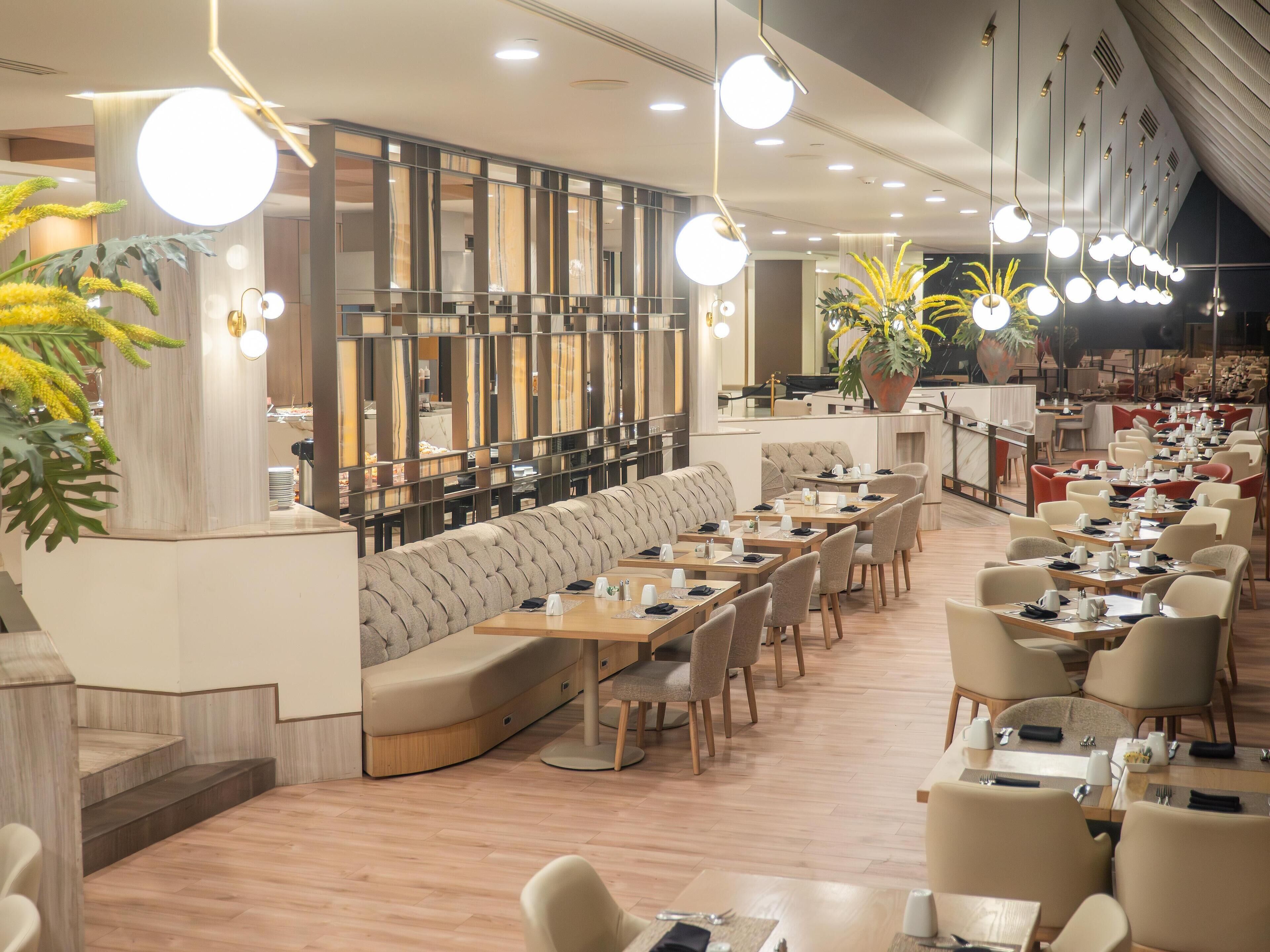 2 restaurants; breakfast, lunch and dinner served 