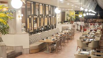 2 restaurants; breakfast, lunch, and dinner served