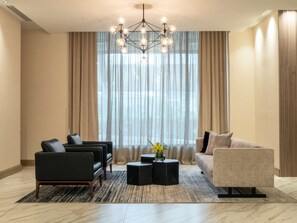 Lobby - MS Milenium Monterrey, Curio Collection by Hilton (San Pedro Garza García)