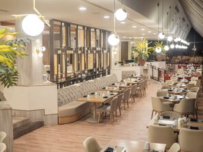 2 restaurants, breakfast, lunch, dinner served; international cuisine - MS Milenium Monterrey, Curio Collection by Hilton (San Pedro Garza García)