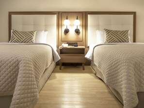 Suite Junior, 2 Tempat Tidur Double | Minibar, brankas, meja kerja, dan setrika/meja setrika
