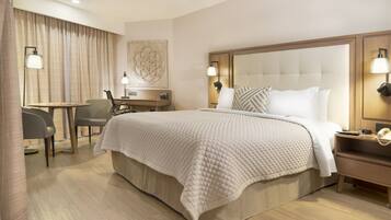 Minibar, caja de seguridad en la habitación y escritorio