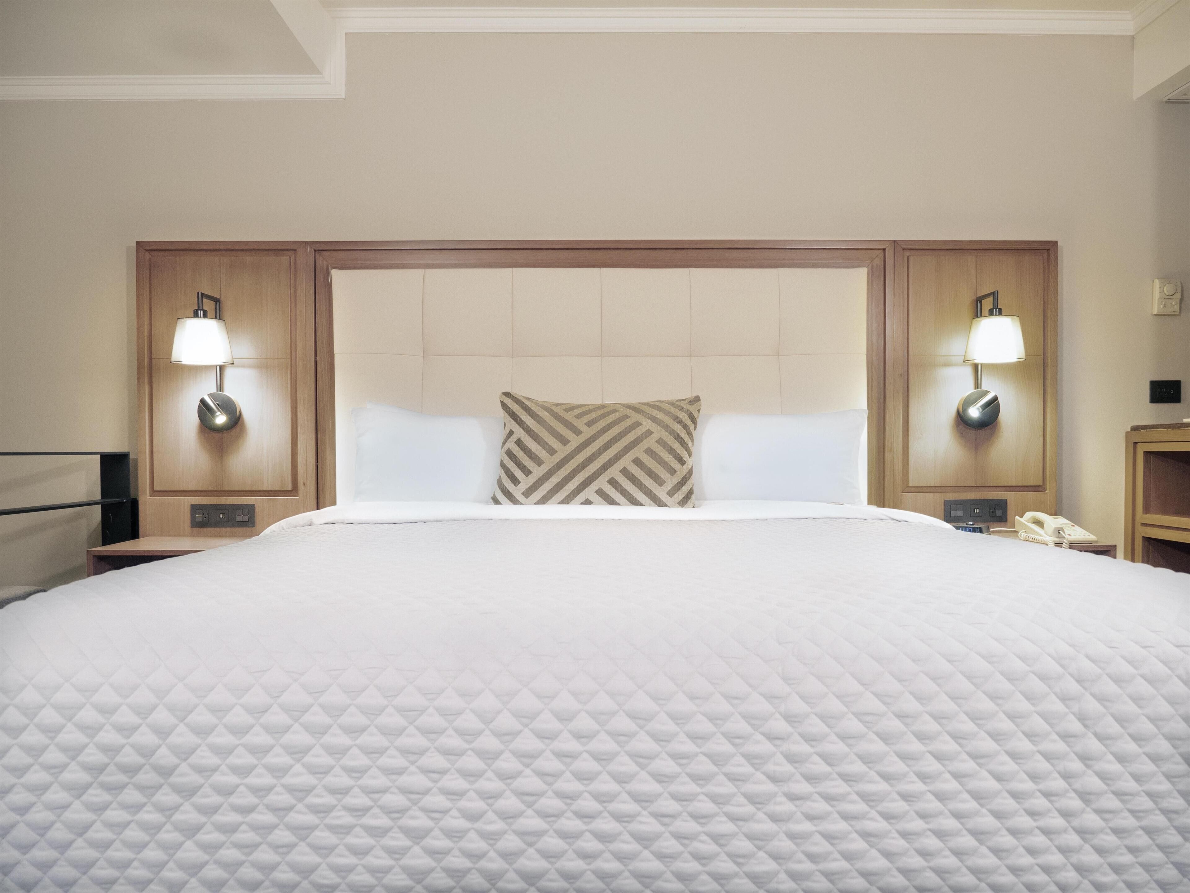 Room, 1 King Bed | Minibar, in-room safe, desk, iron/ironing board