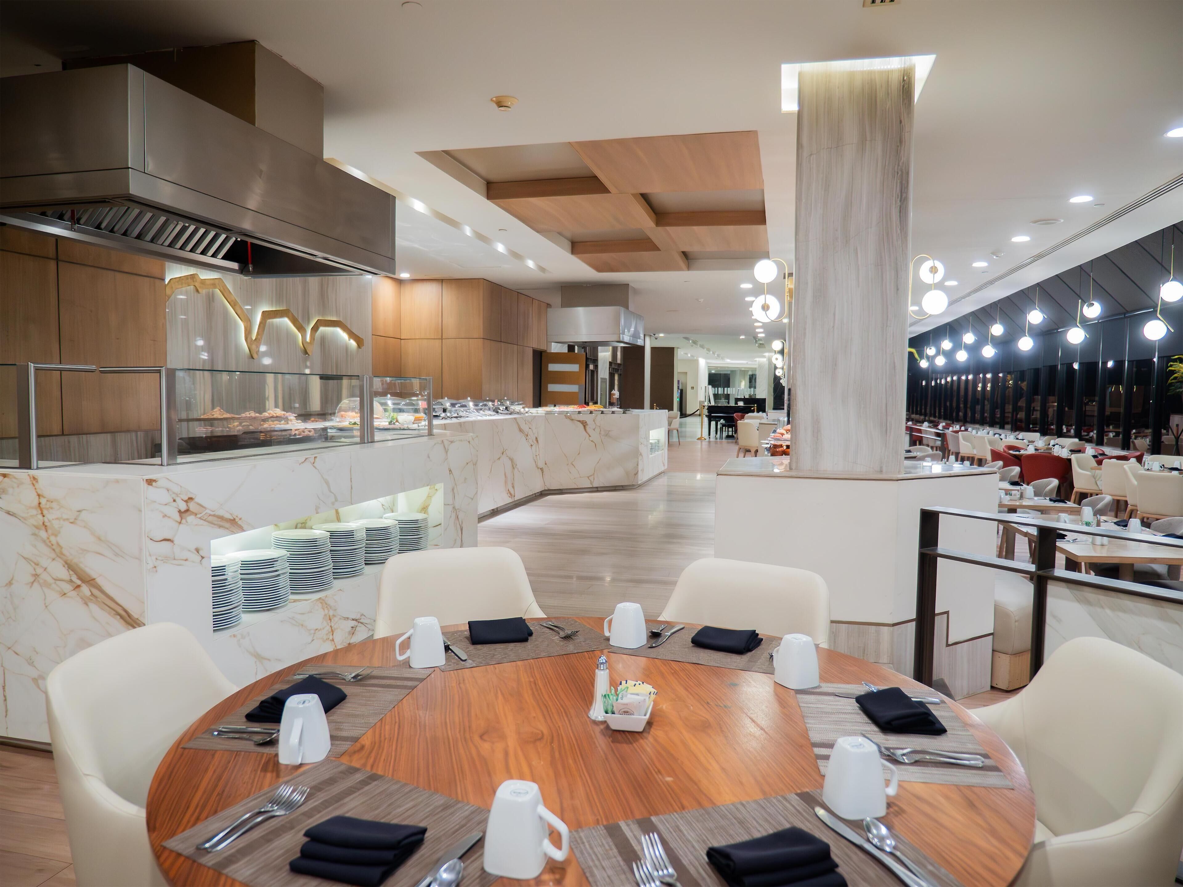 2 restaurantes; se sirven desayunos, comidas y cenas