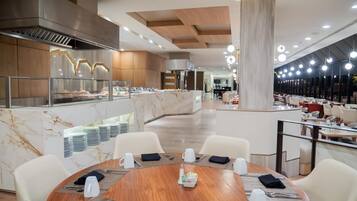 2 restaurantes; se sirven desayunos, comidas y cenas