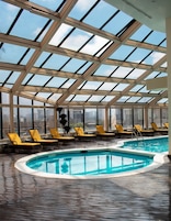 Una piscina cubierta