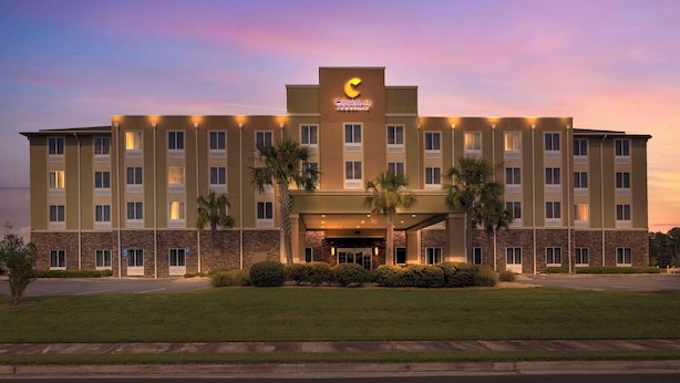 A hotel with a central entrance, multiple floors, and a flat roof.