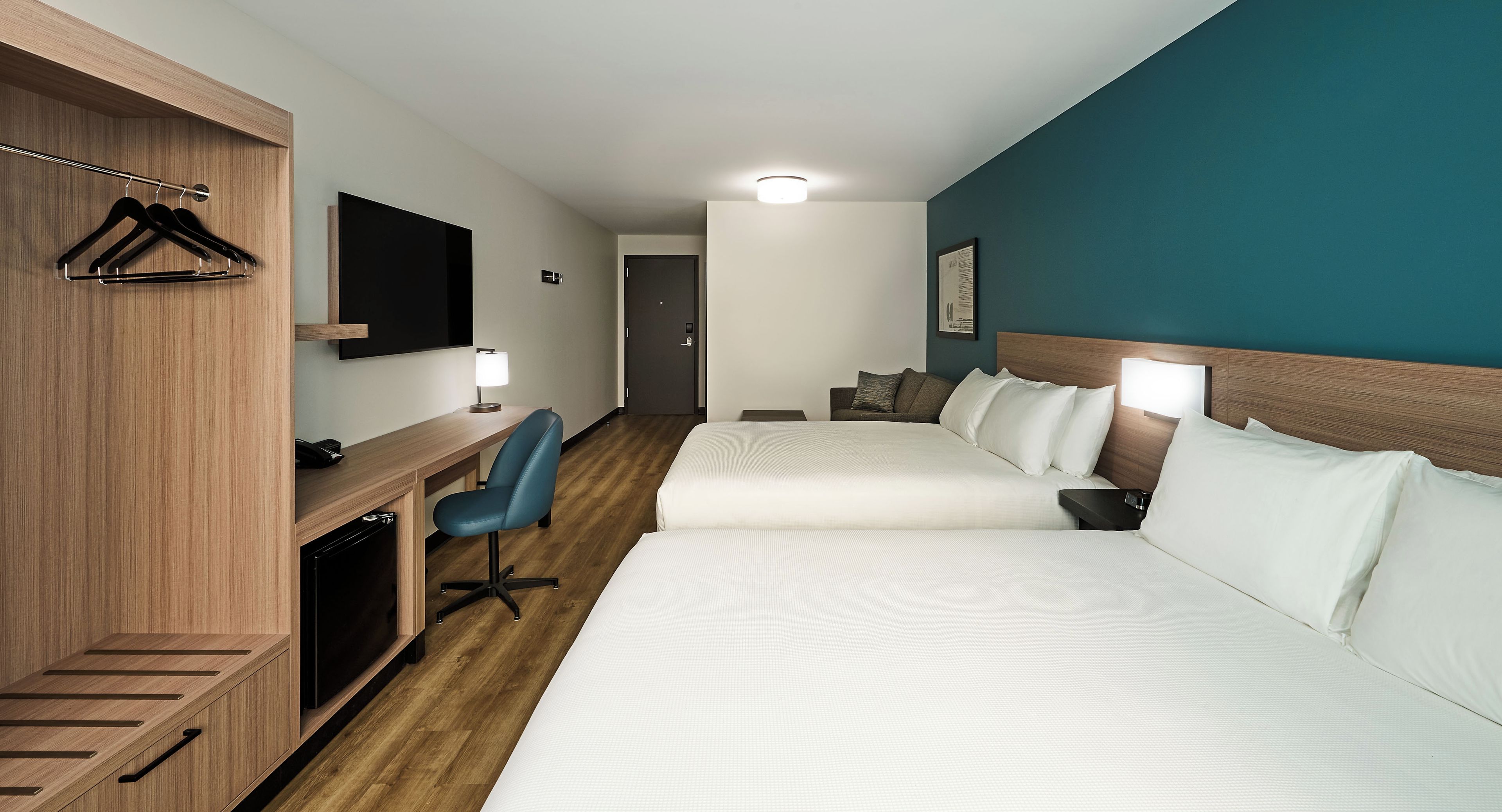 Deluxe Suite, Multiple Beds (Accessible Bathtub) | Desk, laptop workspace, iron/ironing board, WiFi (free)