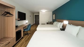 Deluxe Suite, Multiple Beds (Accessible Bathtub) | Desk, laptop workspace, iron/ironing board, WiFi (free)