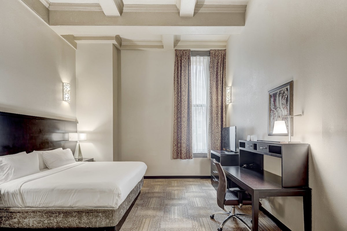 1 bedroom, premium bedding, pillow-top beds, in-room safe