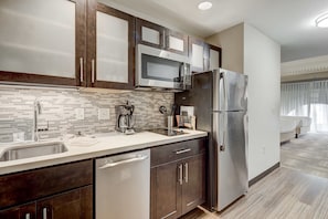 Full-size fridge, microwave, stovetop, dishwasher - Staybridge Suites Baltimore - Inner Harbor by IHG (Baltimore)