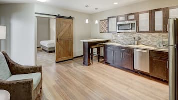 Suite, 2 habitaciones, cocina, planta baja | Cocina privada | Cafetera y tetera, refrigerador con congelador y microondas