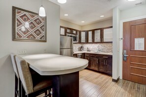 Suite estudio, 1 cama de matrimonio grande, cocina (Full Kitchen) | Cocina privada | Frigorífico grande, microondas, placa de cocina y lavavajillas