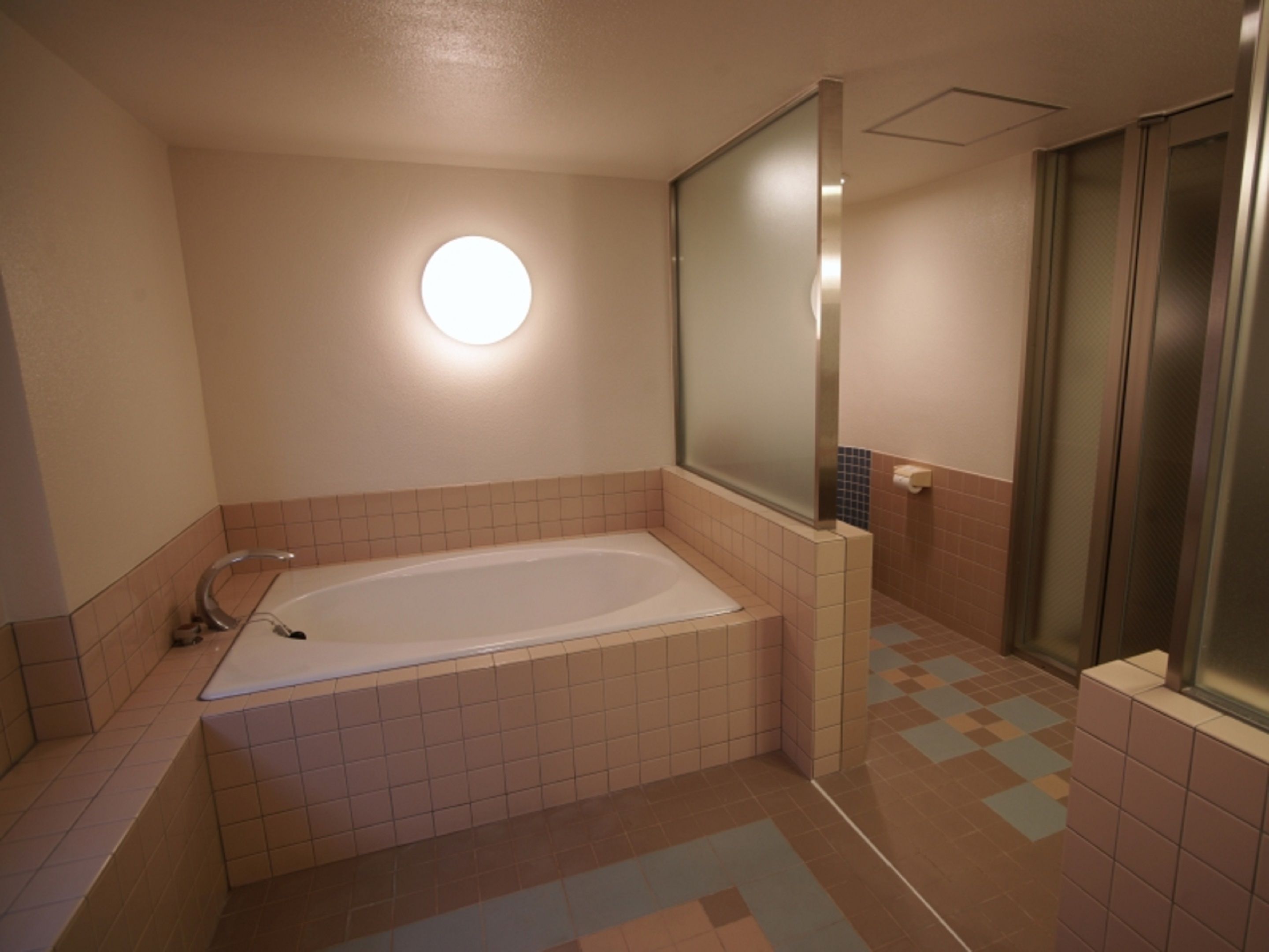 combined shower/bathtub, slippers, electronic bidet, towels