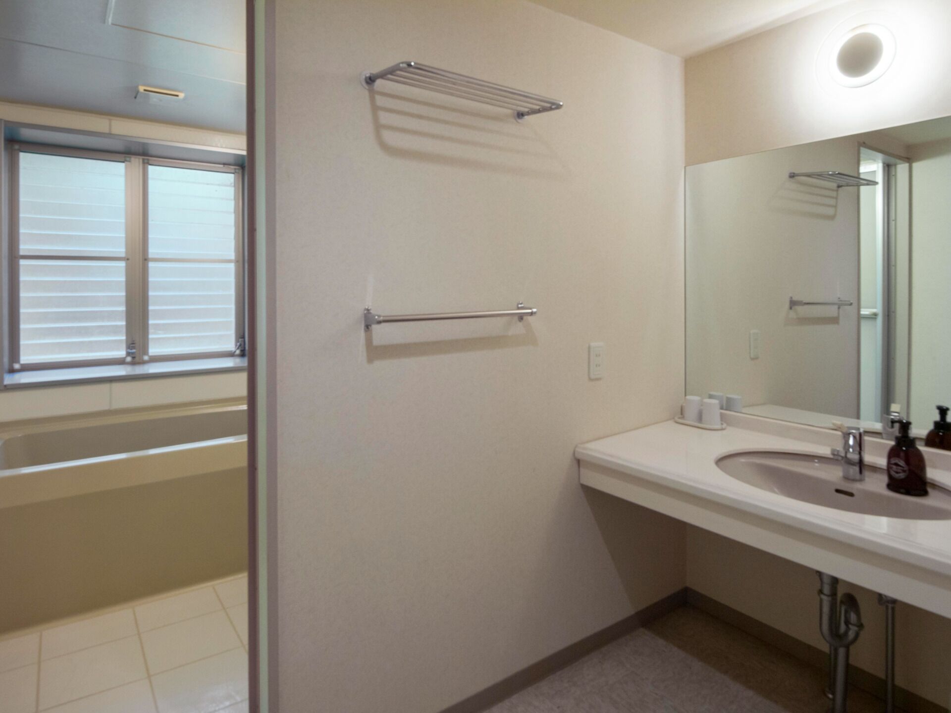 combined shower/bathtub, slippers, electronic bidet, towels