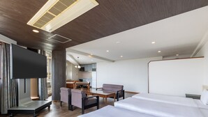Een moderne hotelkamer met een groot bed, een bureau en een zithoek.