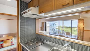 Deluxe kamer, niet-roken (Japanese-Western-Style) | Privékeuken | Een koelkast, een microgolfoven, een kookplaat, een rijstkoker