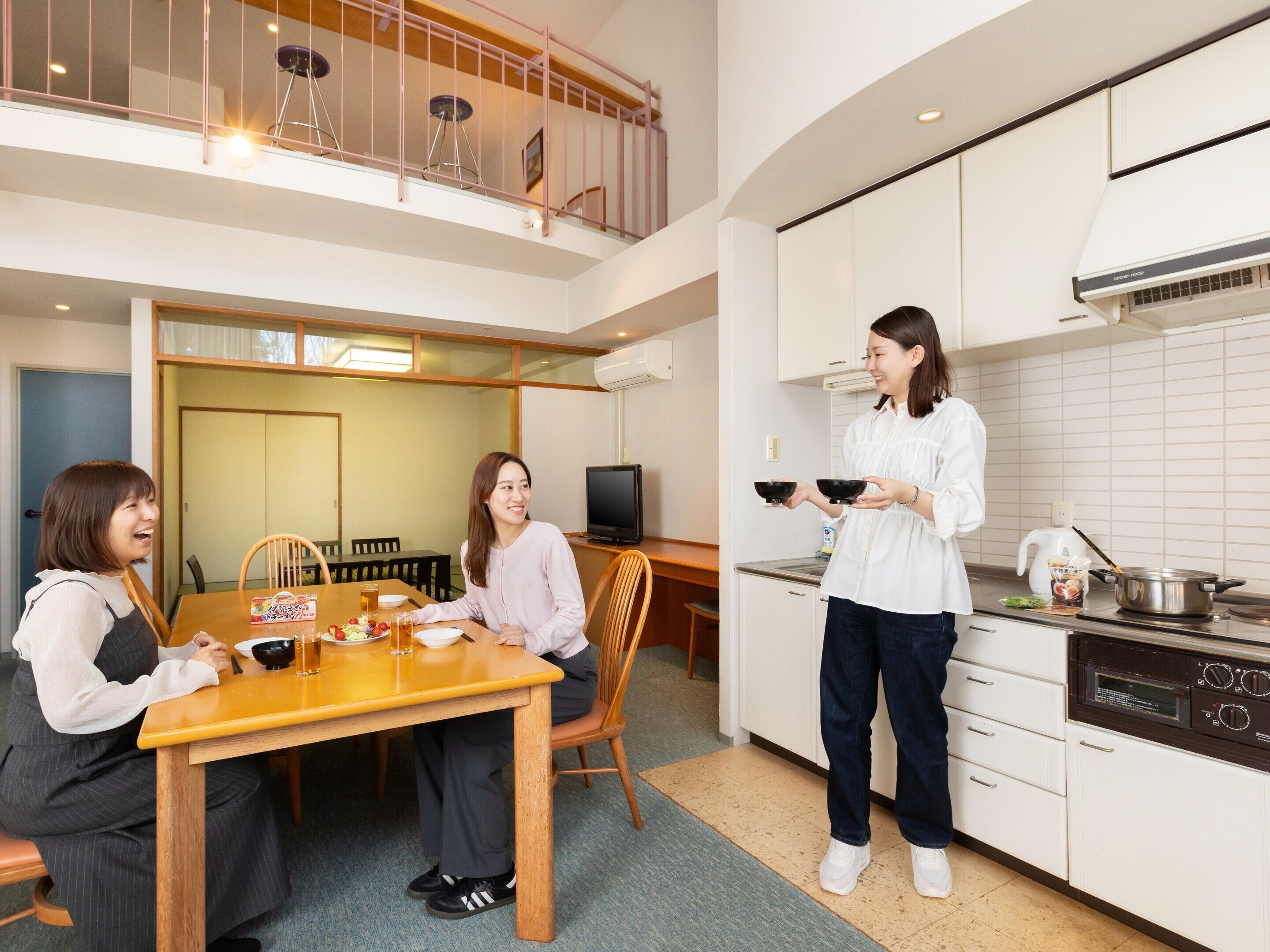 Eine moderne Wohnung mit Essbereich, Küche und Balkon.