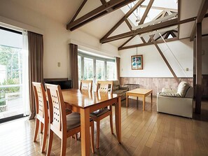 Zimmer, Raucher (Cottage, 2DK, hot spring, dog park) | Schreibtisch, kostenloses WLAN, Bettwäsche