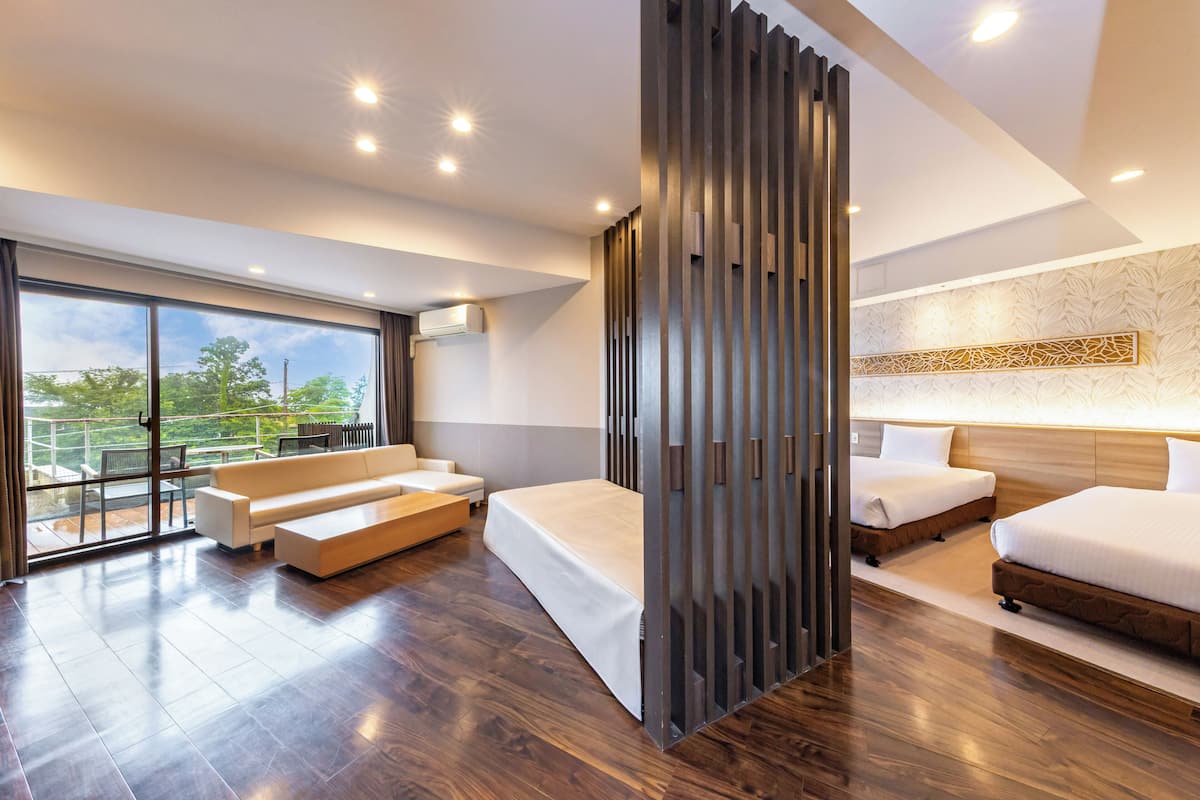 Deluxe Triple Room With shower booth, Non Smoking | Desk, WiFi (free), bed sheets